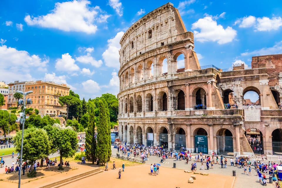 The illuminated Colosseum in Rome | SUPERPOBYT World