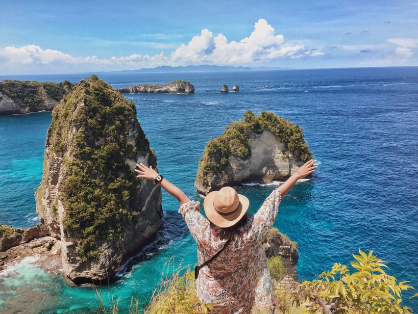 Young woman at the Pura Ulun Danu Bratan, Bali | SUPERPOBYT World