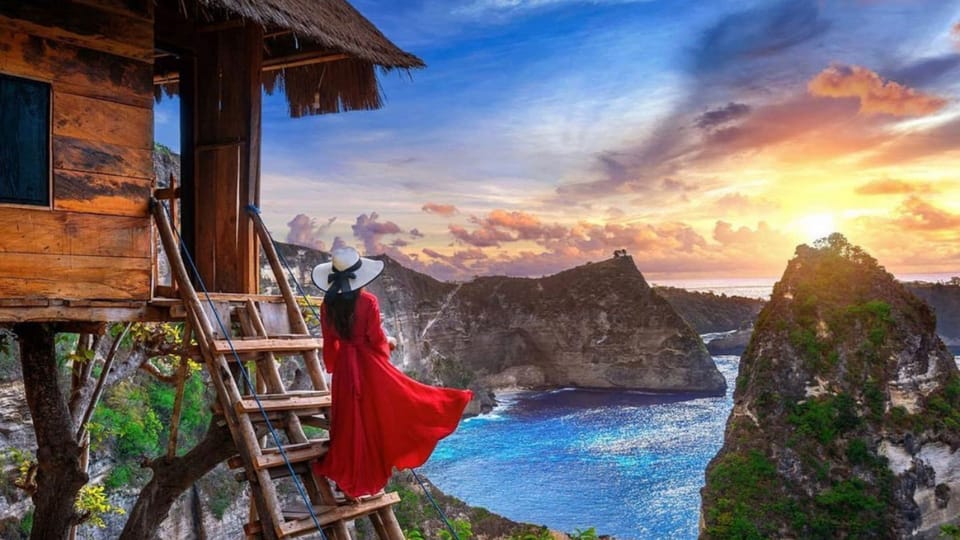 Young woman at the Pura Ulun Danu Bratan, Bali | SUPERPOBYT World