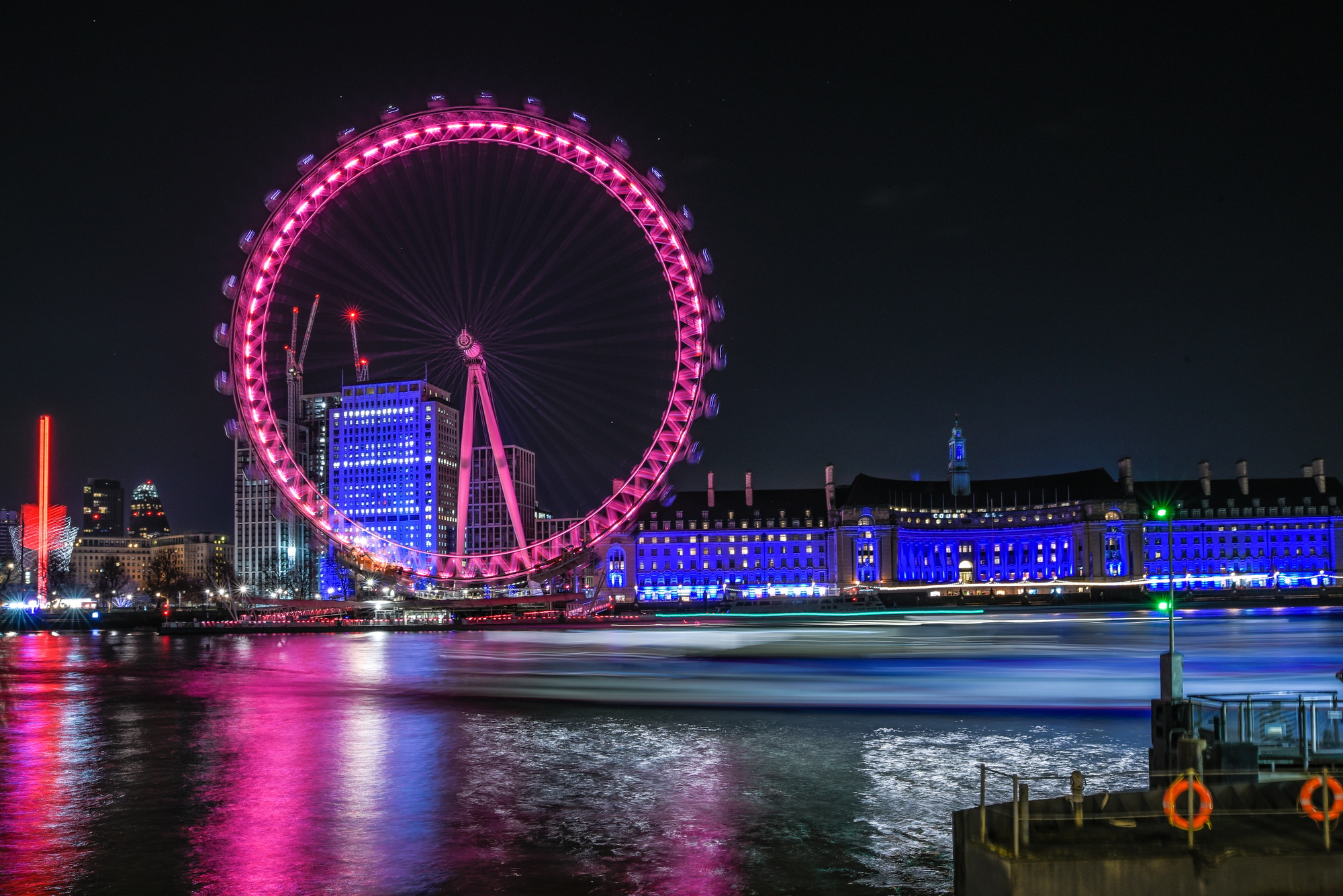 Beautiful shot of London Eye and River Thames London at night | SUPERPOBYT World