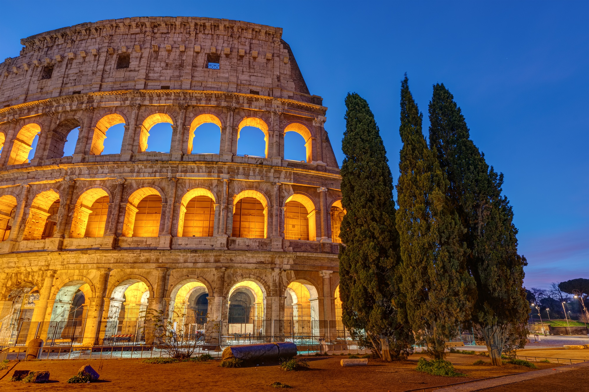 The illuminated Colosseum in Rome | SUPERPOBYT World