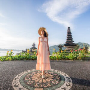 Young woman at the Pura Ulun Danu Bratan, Bali | SUPERPOBYT World