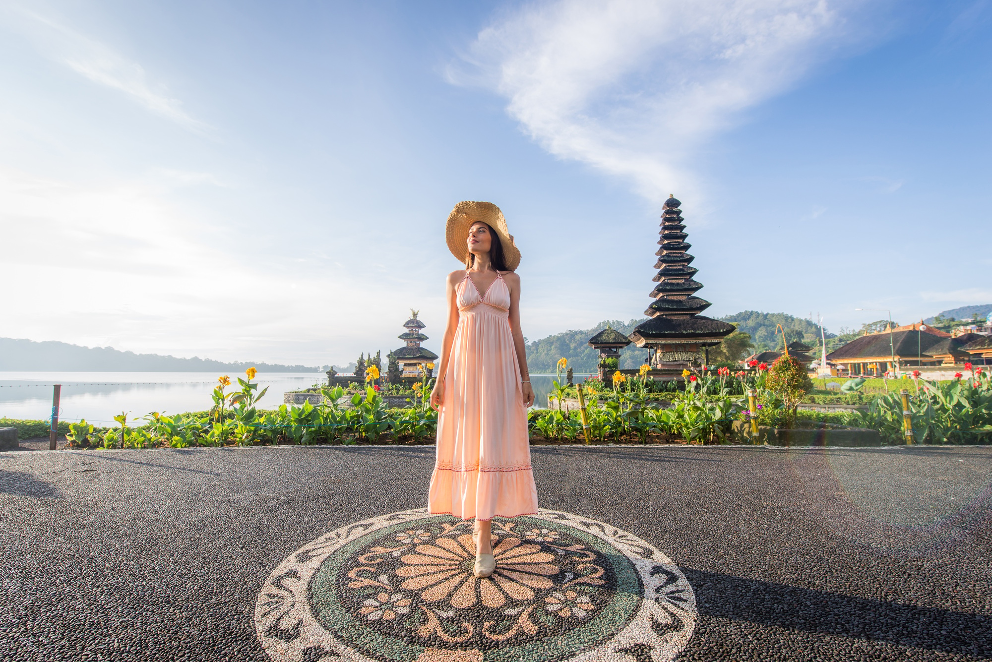 Young woman at the Pura Ulun Danu Bratan, Bali | SUPERPOBYT World